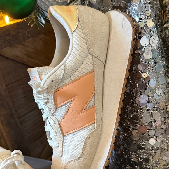 New Balance 237 V1 Women's Beige and Orange Sneakers Sz 10 - Picture 3 of 12